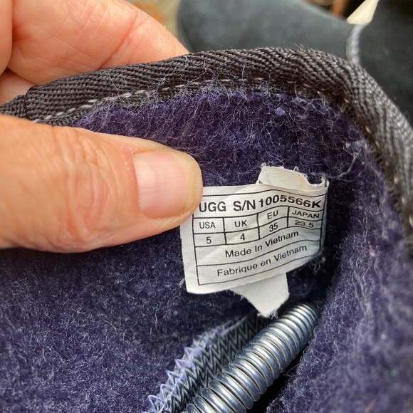 UGG Australia Girl's "Lynden" Black Suede Booties #1005566K US 5/ EU 35 - Picture 4 of 7